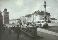 autobusy Chausson starego ('nez de cochon' - 'swinski ryj' - przezwisko uzywane we Francji) i nowszego typu na Placu Zamkowym ; pocztówka Ruch z r. 1958, fot.Z.Siemaszko.