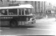 autobus Chausson APV Telewizji Katowice na pl.Trzech Krzyży we wrze¶niu 1967 r., był pierwszym wozem transmisyjnym TVP z prawdziwego zdarzenia