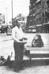 Znany pisarz Arkady Fiedler przy zburzonym pręgierzu na rynku we Wrocławiu, w głebi tramwaj w malowaniu niemieckim, 1947, fot. A. Czelny